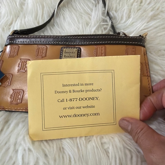 Dooney & Bourke Tan Detroit Tigers Leather Wristlet NWT - Picture 6 of 9